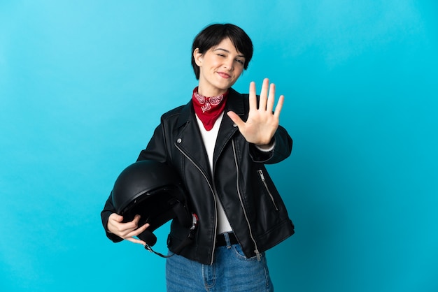 Vrouw met een motorhelm geïsoleerd vijf tellen met vingers