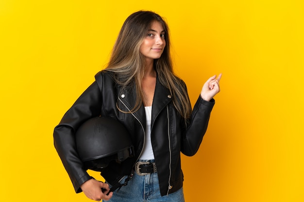 Vrouw met een motorhelm geïsoleerd