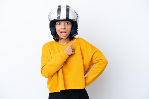 Vrouw met een motorhelm verrast en wijzende kant