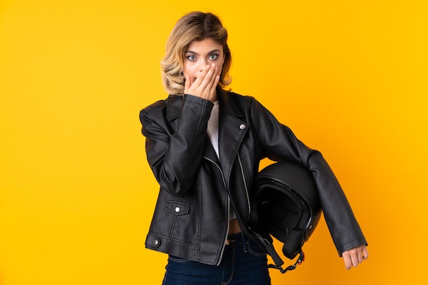 Vrouw met een motorhelm