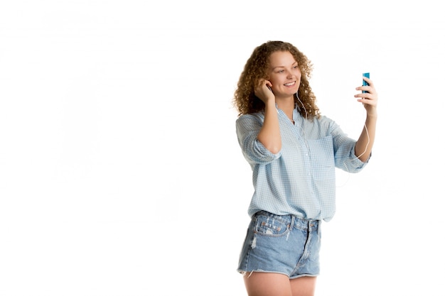 Vrouw met een muziekspeler