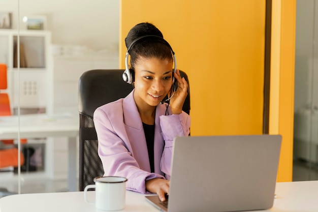 Vrouw met een onlinevergadering voor werk