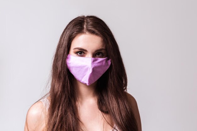 Vrouw met een paars gezichtsmasker.