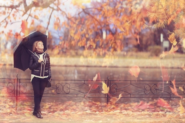 vrouw met een paraplu in het herfstpark