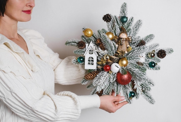 Vrouw met een prachtige kerstkrans