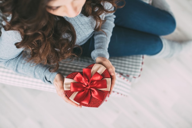 Vrouw met een rode geschenkdoos