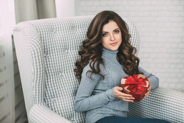 Vrouw met een rode geschenkdoos