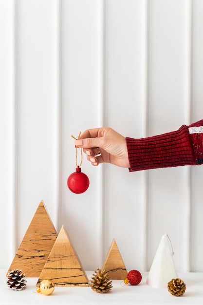 Vrouw met een rode kerstbal