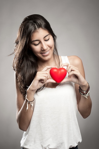 vrouw met een rood hart