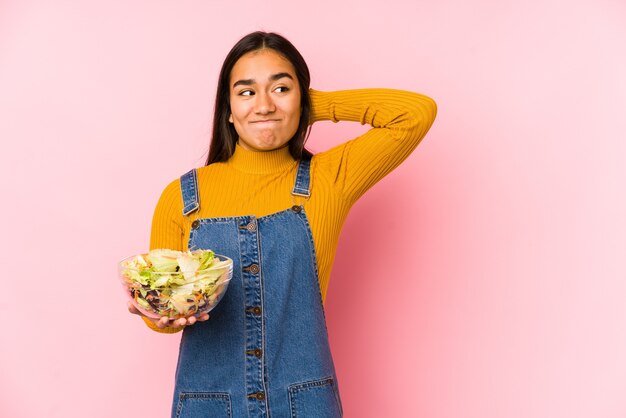 Vrouw met een salade in de studio