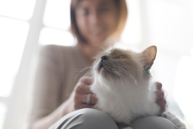 Vrouw met een schattige kat op schoot