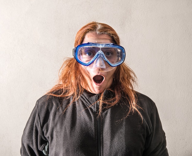 Vrouw met een scuba-masker