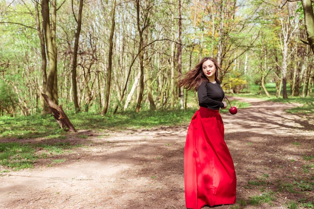 Vrouw met een sikkel in bos