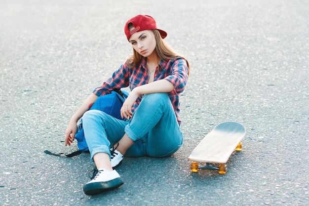 Vrouw met een skateboard in het park