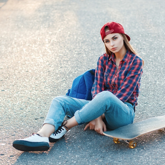 Vrouw met een skateboard in het park