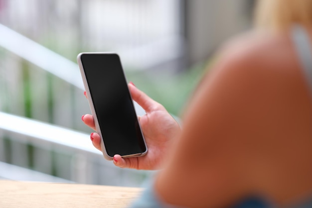 Vrouw met een smartphone handen close-up