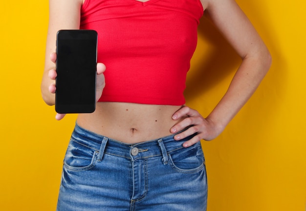 Vrouw met een smartphone in haar hand