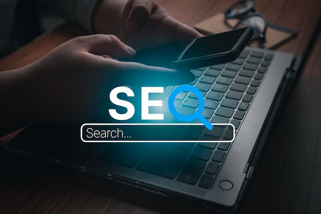 Vrouw met een smartphone met VR SEO tekstinterface SEO Search Engine Optimization concept