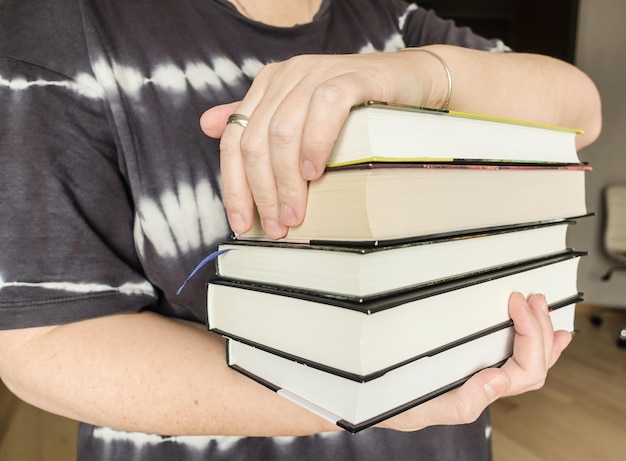 Foto vrouw met een stapel boeken in haar handen