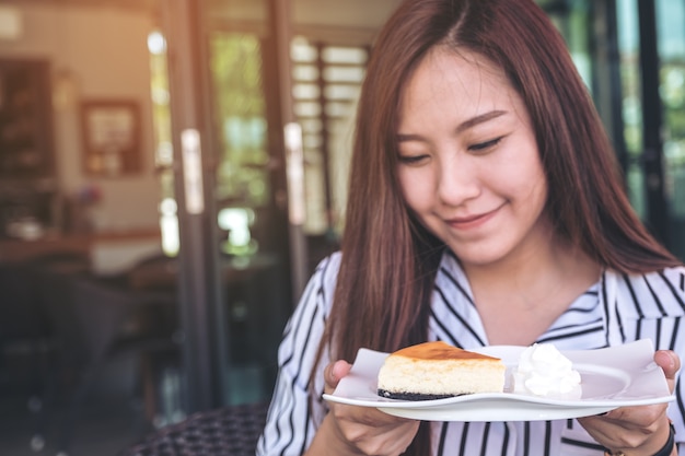 vrouw met een stukje kaastaart dessert