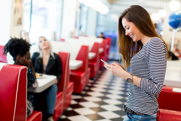 Vrouw met een telefoon