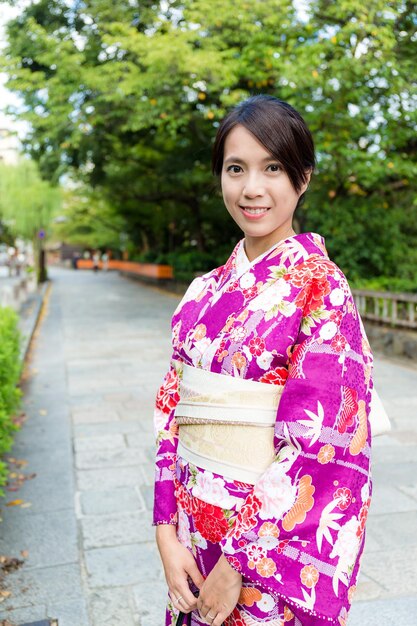 Foto vrouw met een traditionele kimono in japan