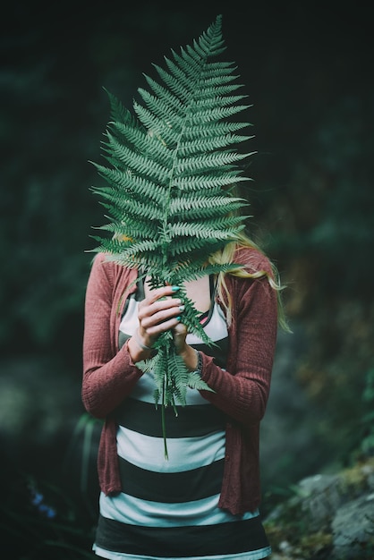 Vrouw met een varensblad