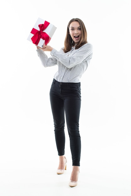 Vrouw met een verpakte geschenkdoos met lint geïsoleerd