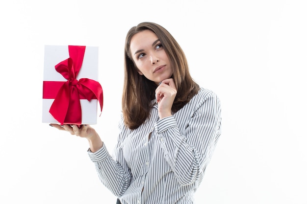 Vrouw met een verpakte geschenkdoos met lint geïsoleerd