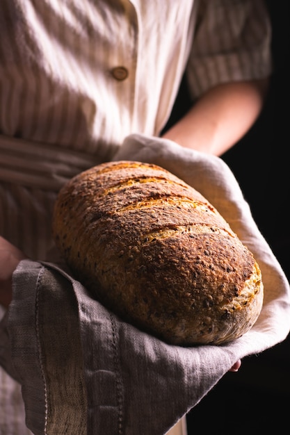 Vrouw met een vers gebakken brood