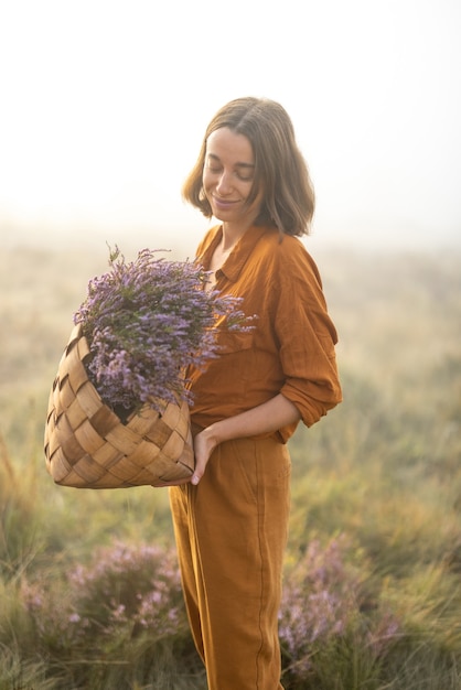 Vrouw met een vers opgehaald heideboeket