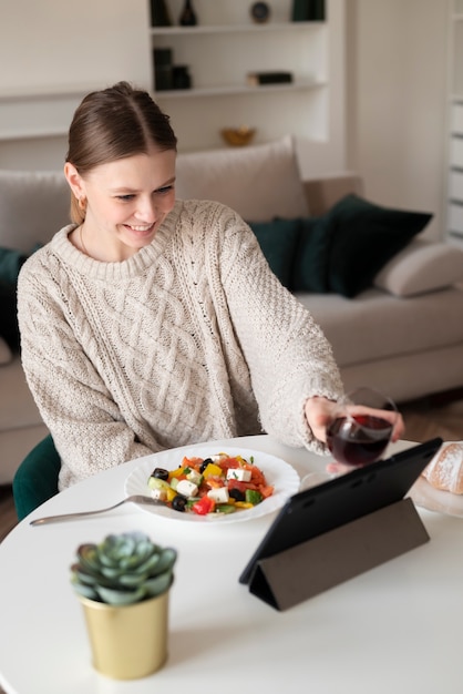 Foto vrouw met een virtuele date