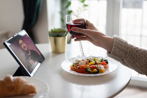 Foto vrouw met een virtuele date