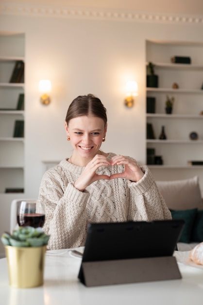 Foto vrouw met een virtuele date