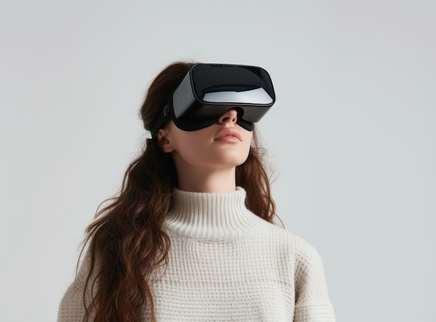 vrouw met een VR-bril gelukkig geïsoleerd op een witte achtergrond studio portret VR toekomstige gadgets technologie onderwijs online