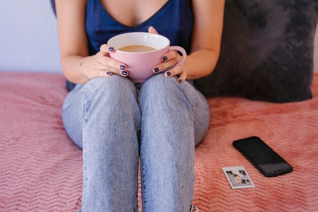 Vrouw met een warme drank