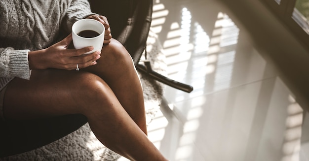 Vrouw met een warme kop koffie