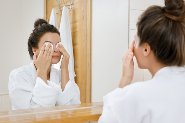 Vrouw met een wattenschijfjes op haar ogen