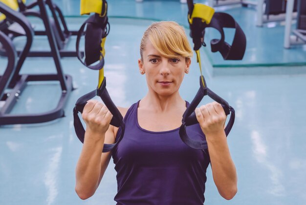 Vrouw met een weerstandsband in de sportschool