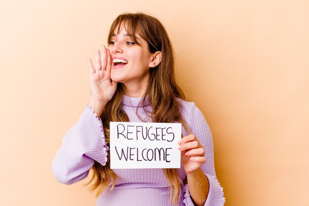 vrouw met een welkomstbordje voor vluchtelingen