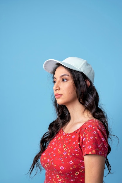 Vrouw met een witte muts geïsoleerd op background