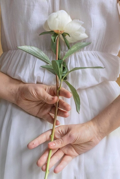 Vrouw met een witte paeonia snowboardbloem