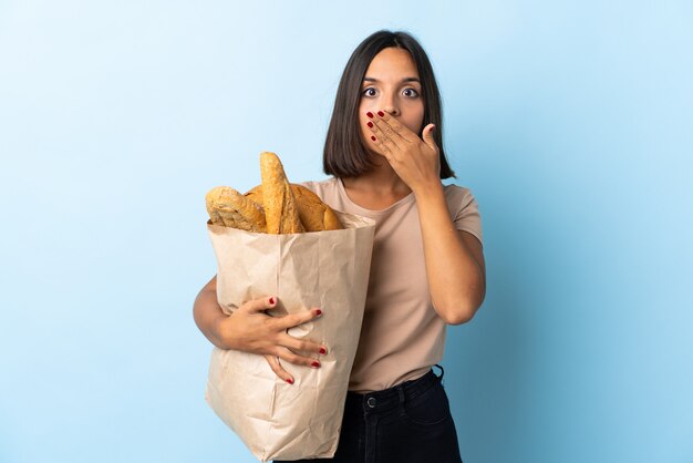 Vrouw met een zak vol brood