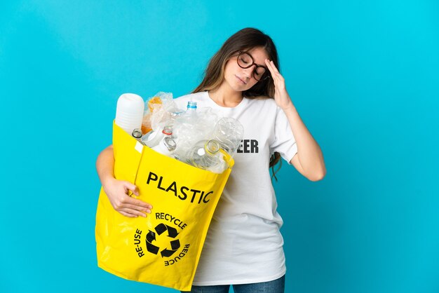 Vrouw met een zak vol flessen geïsoleerd te recyclen
