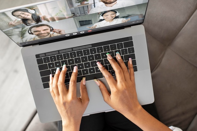 Vrouw met een zakelijk gesprek op haar laptop