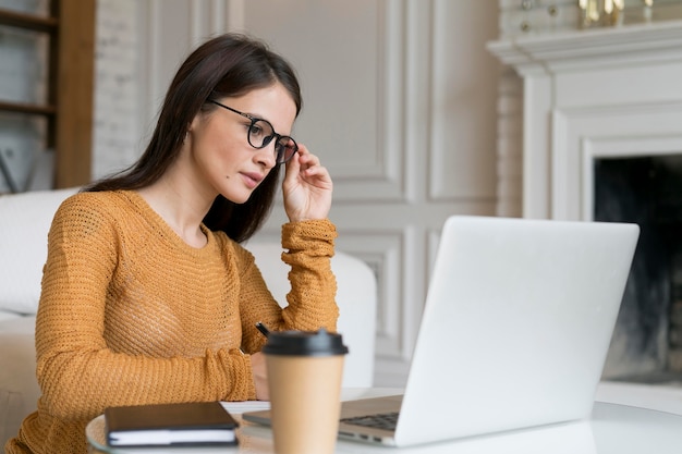 Vrouw met een zakelijke bijeenkomst online