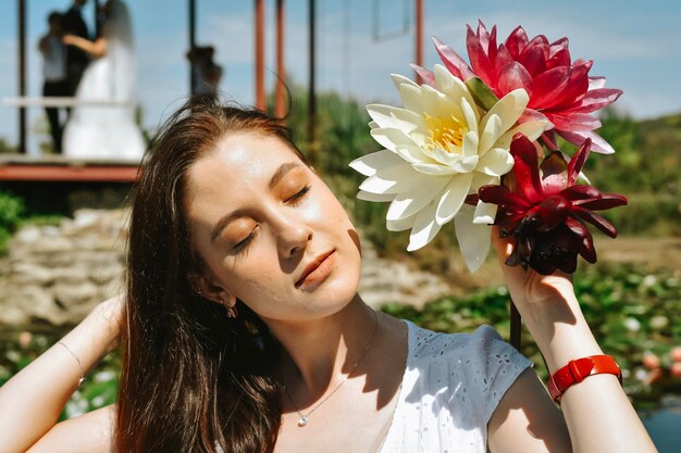 vrouw met emmer lotusbloemen