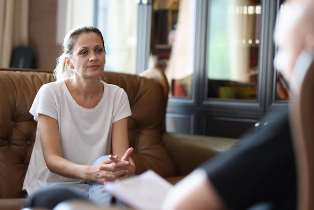 Vrouw met emotionele problemen bezoekt psycholoog in kantoor vrouwelijke patiënt luistert naar mannelijke arts