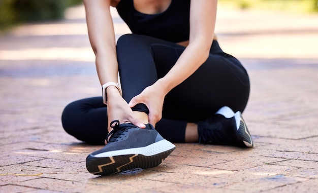 Vrouw met enkelpijn, hardloopblessure en fitness met gewrichtsbreuk, spierontsteking en gezondheidsprobleem