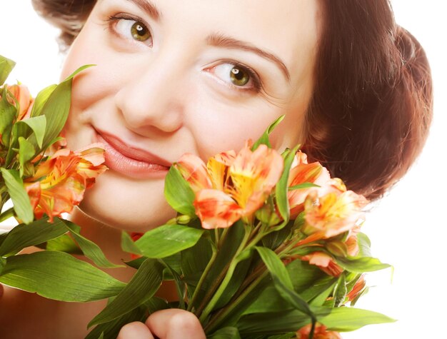 Vrouw met felroze gele bloemen